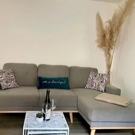 House & Patio By Melrose דירה
